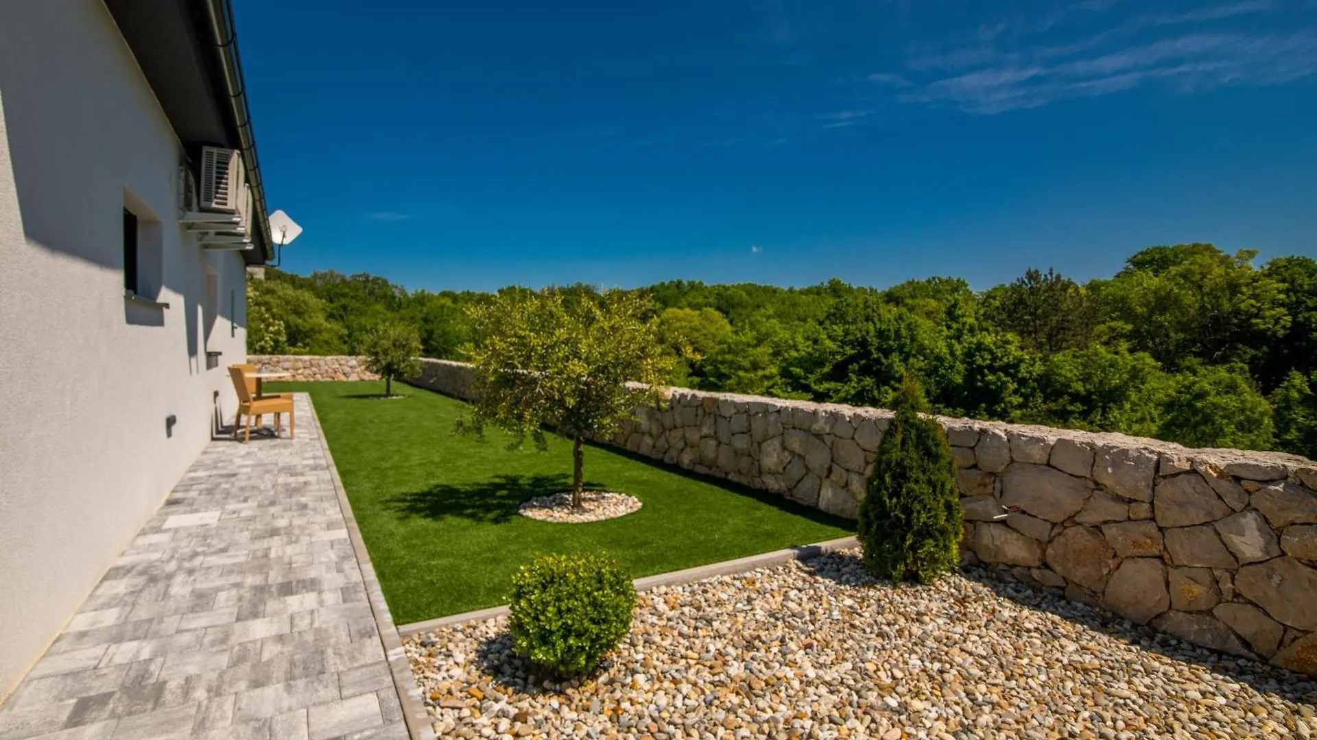 Villa Enie Garica 0*,